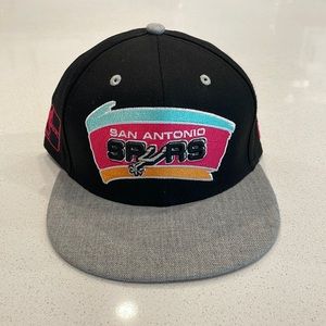 Men’s San Antonio Spurs throwback fitted cap. Size: 7 1/4